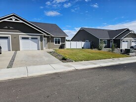 107 Grant Dr in Ephrata, WA - Building Photo