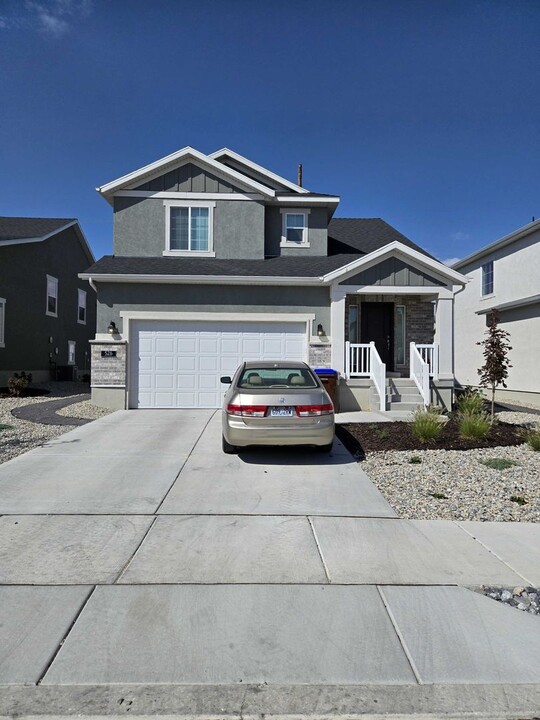 526 South Oracle St in Grantsville, UT - Foto de edificio