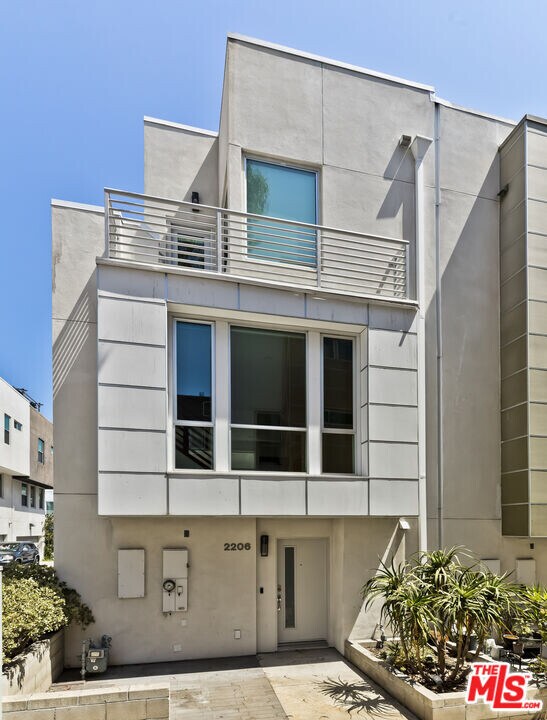 2206 Fox Ln in Los Angeles, CA - Building Photo