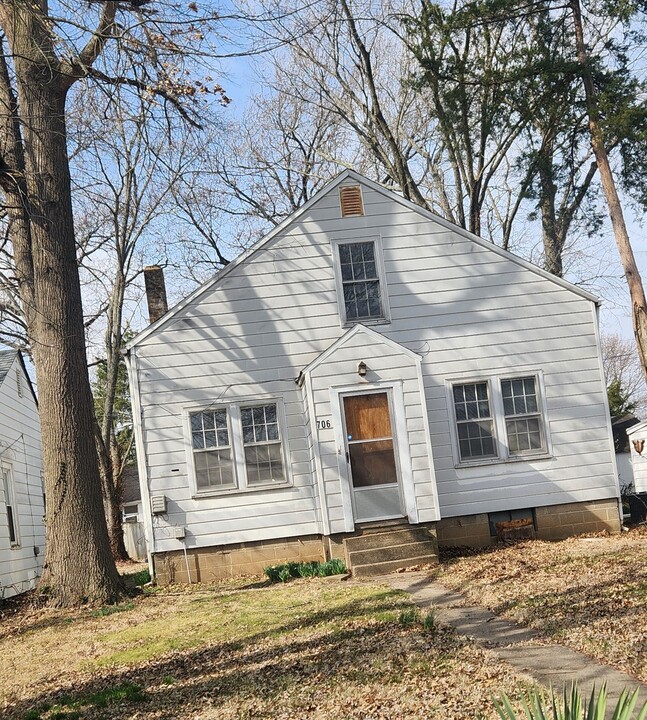 706 N James St in Carbondale, IL - Building Photo