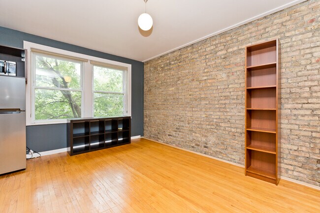 4240 N Clarendon Ave, Unit 314N in Chicago, IL - Foto de edificio - Building Photo