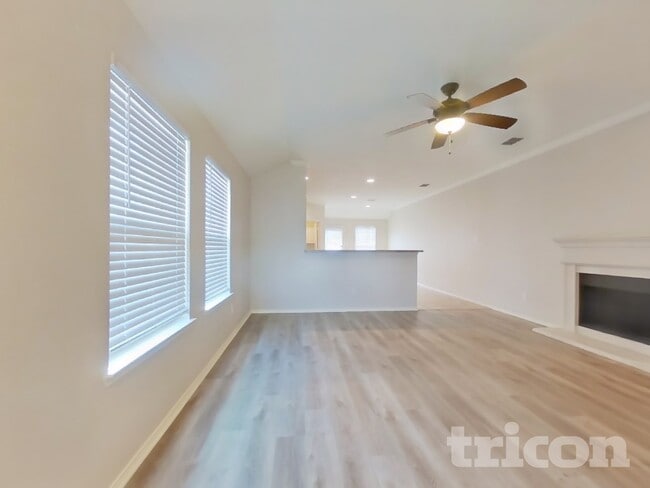 12308 Shine Ave in Rhome, TX - Foto de edificio - Building Photo