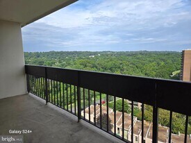 5300 Holmes Run Pkwy in Alexandria, VA - Building Photo