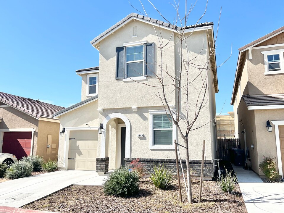 2943 Bannon Ln in Merced, CA - Building Photo