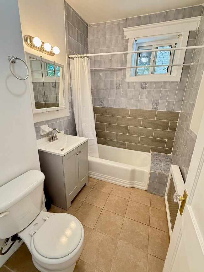 17 Warwick Rd, Unit 3 in Brookline, MA - Building Photo - Building Photo