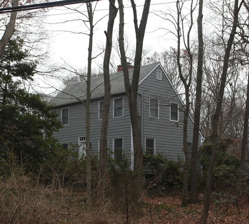 18 W Meadow Rd in Setauket, NY - Building Photo