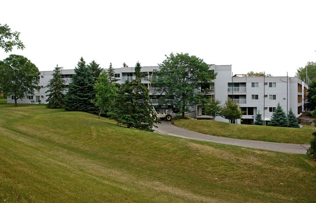 Canabury Pond in Little Canada, MN - Foto de edificio - Building Photo