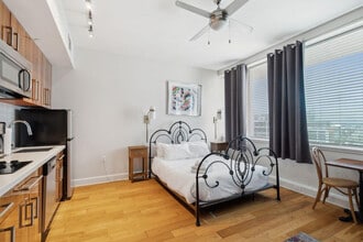 925 Common St in New Orleans, LA - Foto de edificio - Building Photo