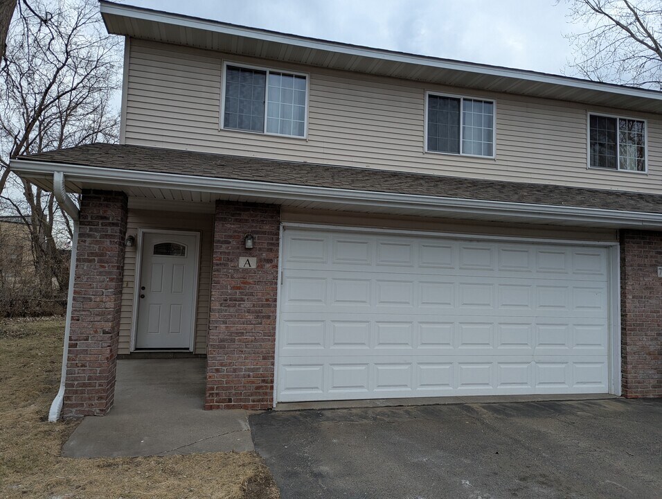 7654 Woodlawn Dr in Mounds View, MN - Foto de edificio