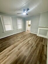 327 1st Ave, Unit 1st Fl in Phoenixville, PA - Foto de edificio - Building Photo