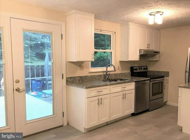 property at 23 Dufief Ct