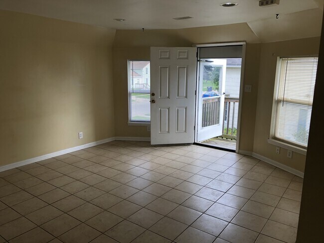 327 N Palm St, Unit 327 N. Palm St. 1/2 in Janesville, WI - Building Photo - Building Photo