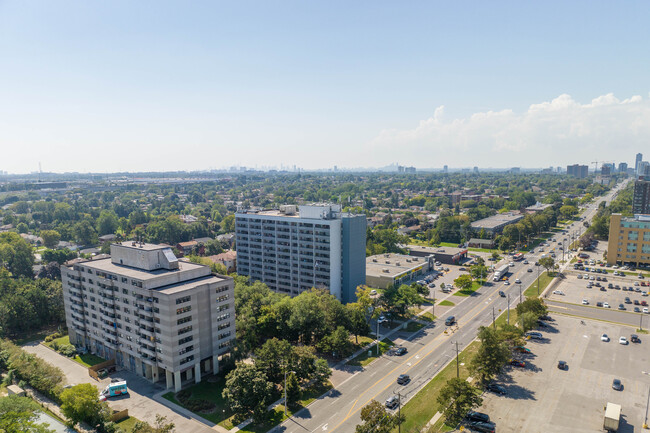 Tam O'Shanter Towers in Toronto, ON - Building Photo - Building Photo