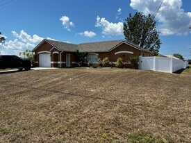 1602 SW 16th Ct in Cape Coral, FL - Building Photo