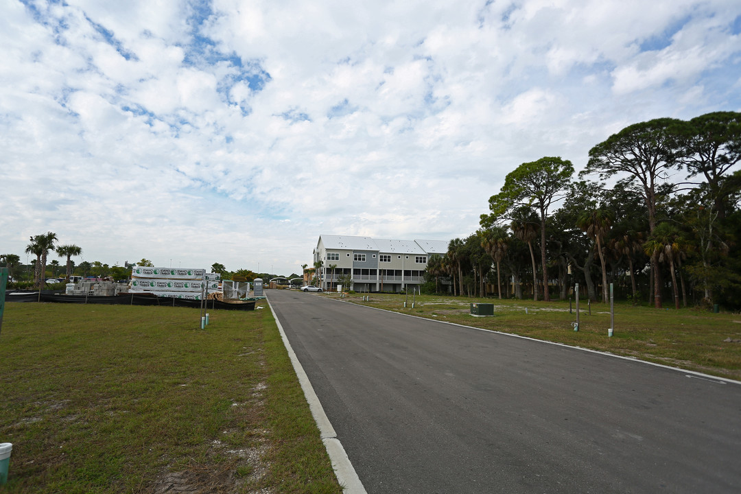 Bent Pine Condos in St. Petersburg, FL - Building Photo