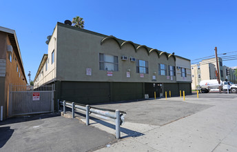 Roscoe Apartments in Panorama City, CA - Foto de edificio - Building Photo