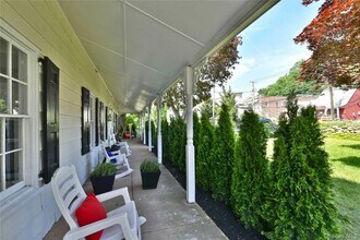 1415 Old Northern Blvd in Roslyn, NY - Building Photo - Building Photo