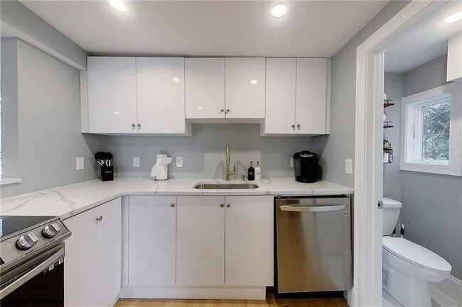 382 Spring St in Newport, RI - Building Photo - Building Photo