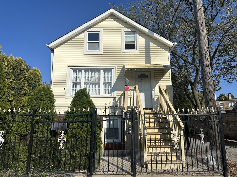 1335 N Springfield Ave in Chicago, IL - Foto de edificio