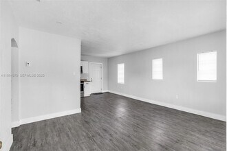 2960 NW 63rd St in Miami, FL - Building Photo - Building Photo