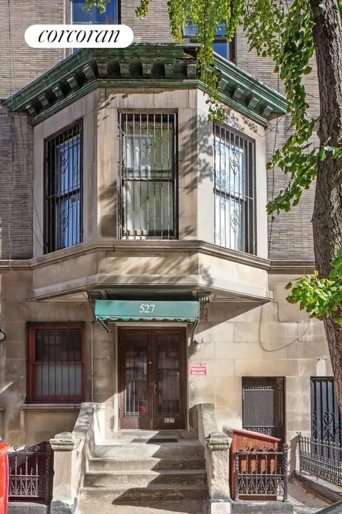 527 W 113th St in New York, NY - Building Photo