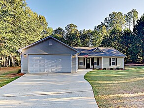 124 Homestead Way in Locust Grove, GA - Building Photo - Building Photo
