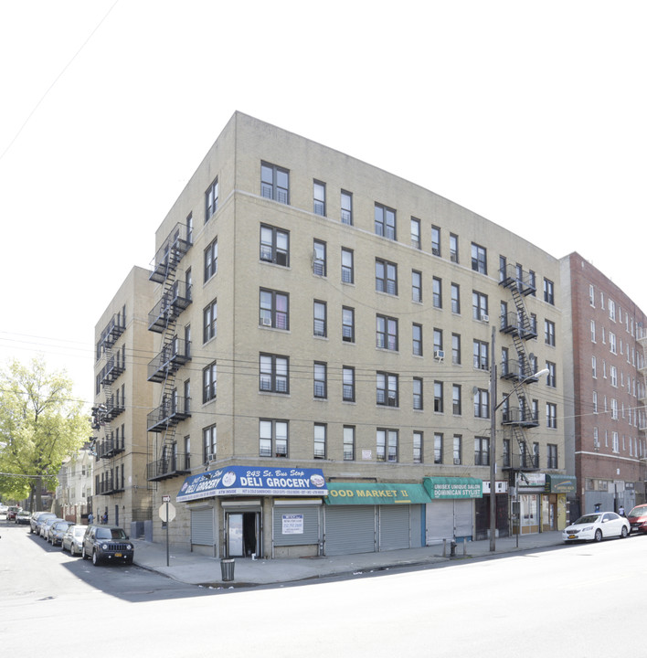 708 E 243rd St in Bronx, NY - Building Photo