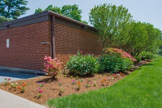 30 Outlook Ave in West Hartford, CT - Foto de edificio - Building Photo