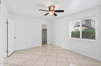 8450 E Old Spanish Trail in Tucson, AZ - Foto de edificio - Building Photo