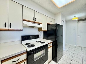 2333 Feather Sound Dr in Clearwater, FL - Building Photo - Building Photo