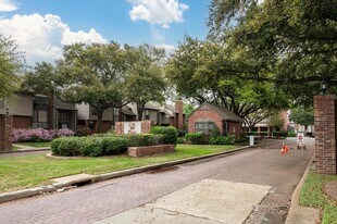 7447 Cambridge St in Houston, TX - Building Photo