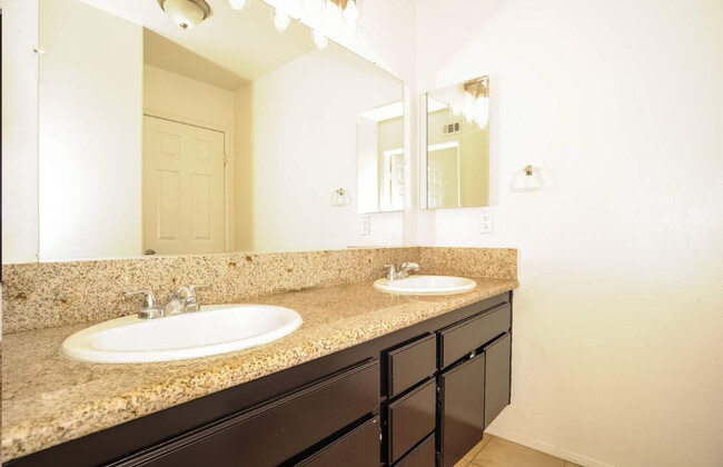 42516 Coronet Ct in Lancaster, CA - Building Photo - Building Photo