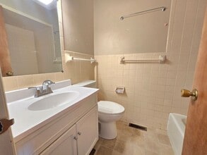 203 Eisenhower Dr in Bloomington, IL - Building Photo - Building Photo