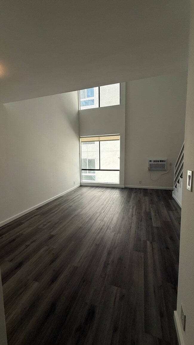 7044 Hawthorn Ave, Unit 307 in Los Angeles, CA - Foto de edificio - Building Photo