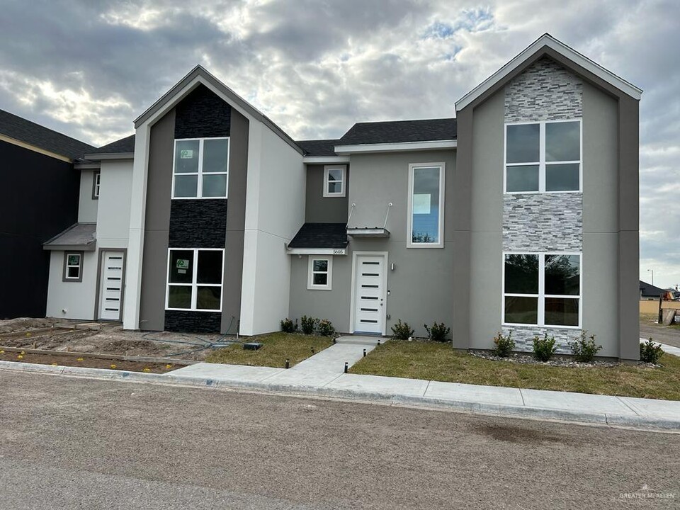 5605 N Crown Point in Pharr, TX - Building Photo