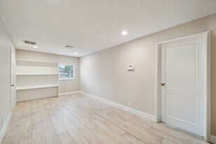 9602 Lawngate Dr in Houston, TX - Building Photo
