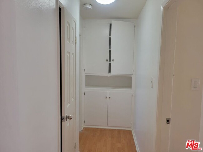 320 S Hobart Blvd in Los Angeles, CA - Building Photo - Building Photo