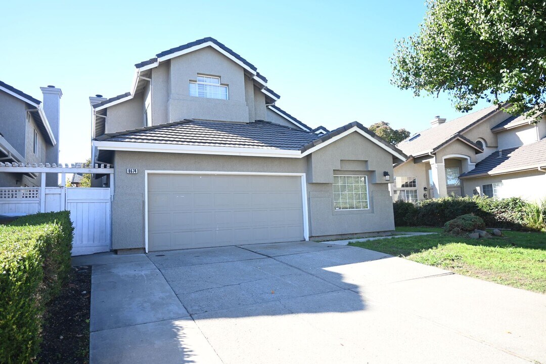8674 Falmouth Way in Sacramento, CA - Building Photo