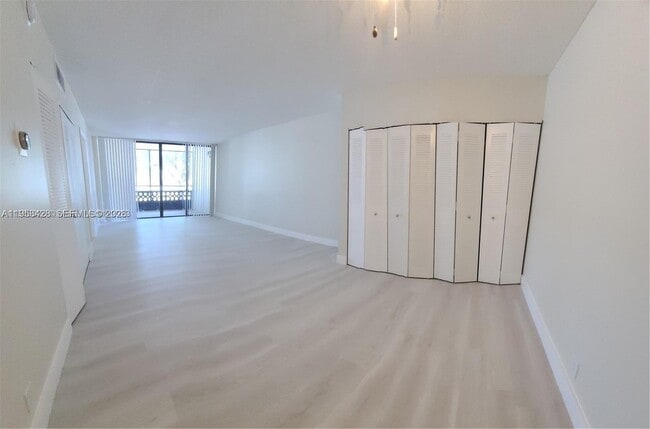 property at 4222 Inverrary Blvd