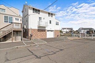 864 S Walnut St in Lindenhurst, NY - Building Photo