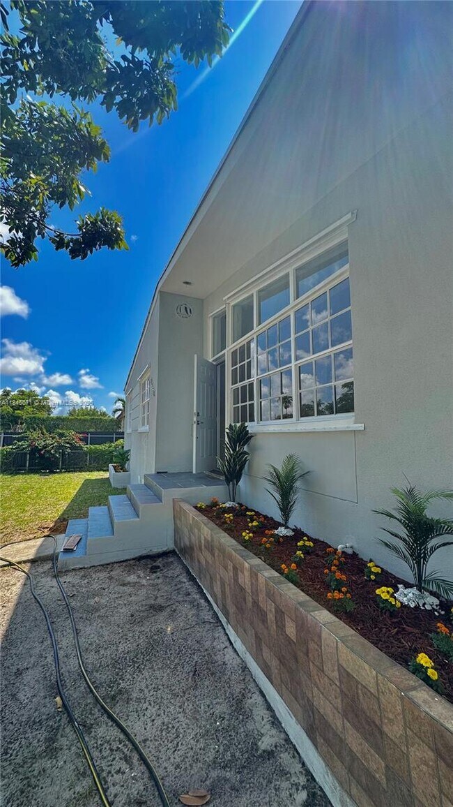 8350 SW 32nd St in Miami, FL - Building Photo - Building Photo