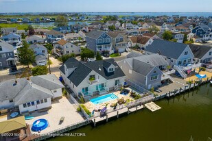 18 Halsey Dr in Brick, NJ - Building Photo