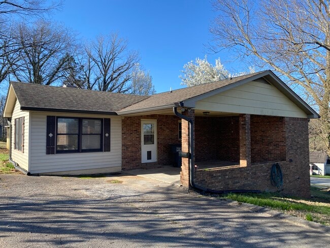 1806 E Spring St in Cookeville, TN - Building Photo - Building Photo