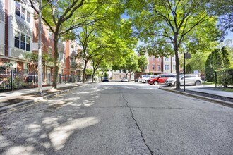 720 W Evergreen Ave, Unit 1 in Chicago, IL - Foto de edificio - Building Photo