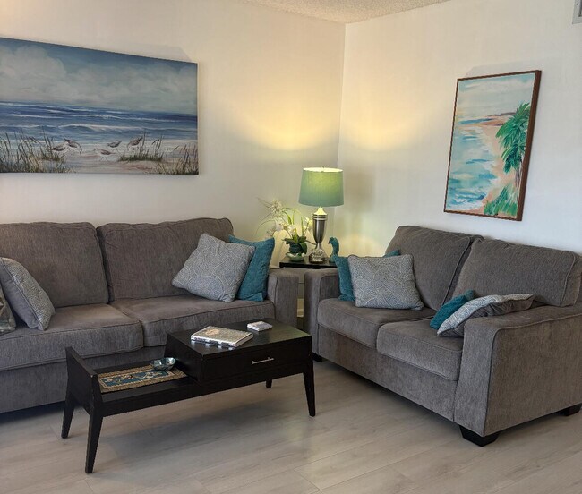 540 SW South River Dr in Stuart, FL - Foto de edificio - Building Photo