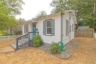 206 E 6th St in Georgetown, TX - Building Photo - Building Photo