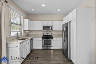 27825 Crown Ct Cir in Santa Clarita, CA - Building Photo - Building Photo