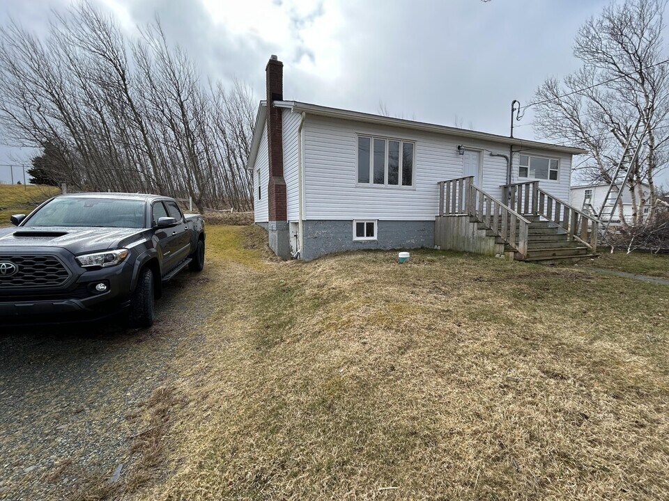 21 Cullens Ln in Torbay, NL - Building Photo