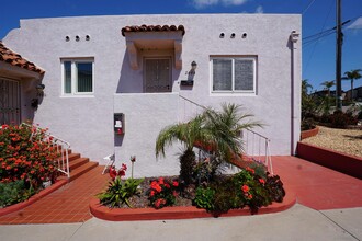 2444 Curlew St in San Diego, CA - Building Photo - Building Photo