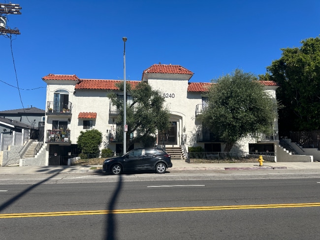 5250 Whitsett Ave in Los Angeles, CA - Foto de edificio - Building Photo